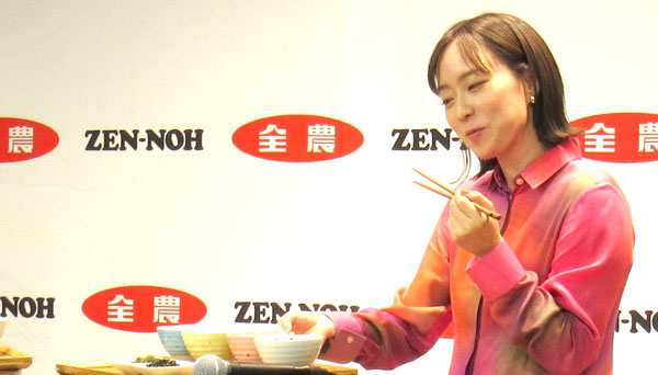 新米を試食する石川佳純さん
