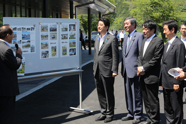 安倍前総理大臣、竹下元復興大臣ほか被災地視察（2015 年7 月）