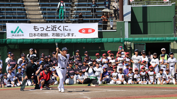 バッティングを披露する鳥谷講師