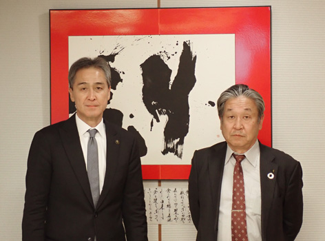 鈴木定幸常陸大宮市長（左）と秋山豊ＪＡ常陸組合長（常陸大宮市役所の市長室で）