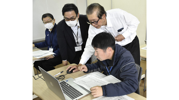 農家経営診断システムの操作を学ぶ参加者