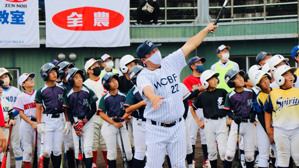 バッティングを披露する里崎講師