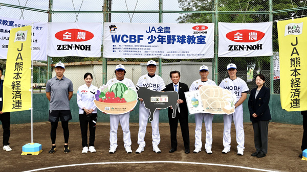ＪＡ熊本経済連の丁代表理事会長から講師へ熊本の農産物を贈呈