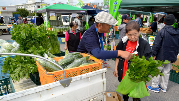 住民に好評の軽トラ市