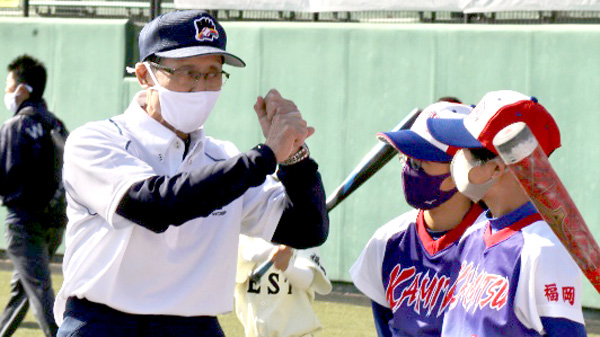 過去の野球教室で子どもたちにバッティングを指導する王理事長
