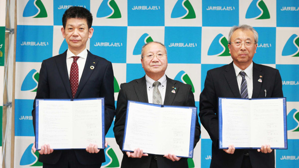 （左から）ＪＡ秋田なまはげの佐藤組合長、ＪＡ秋田しんせいの佐藤組合長、ＪＡ庄内みどりの田村組合長