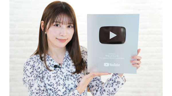 YouTubeチャンネル登録者数10万人突破記念の「銀の盾」を手にする2代目MCの雪平さん