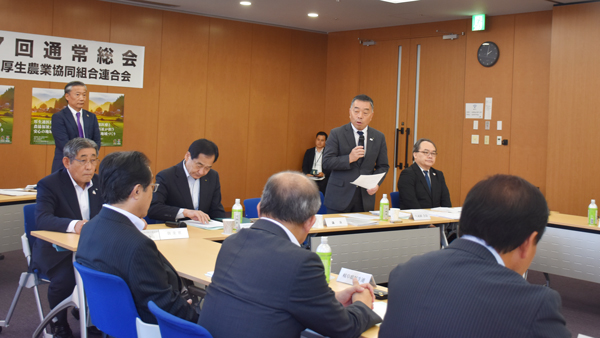 あいさつする八木岡会長