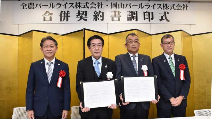 （写真左から）高尾雅之ＪＡ全農常務、前田守弘全農パールライス（株）代表取締役社長、 橋本哲成岡山パールライス（株）代表取締役社長、伍賀弘ＪＡ全農岡山県本部長