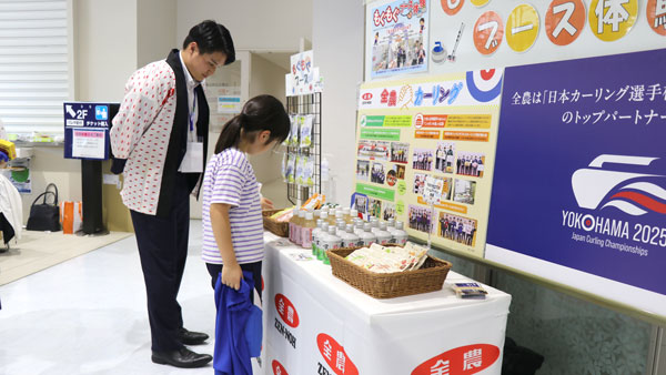 「もぐもぐブース体験」で商品を選ぶ参加者