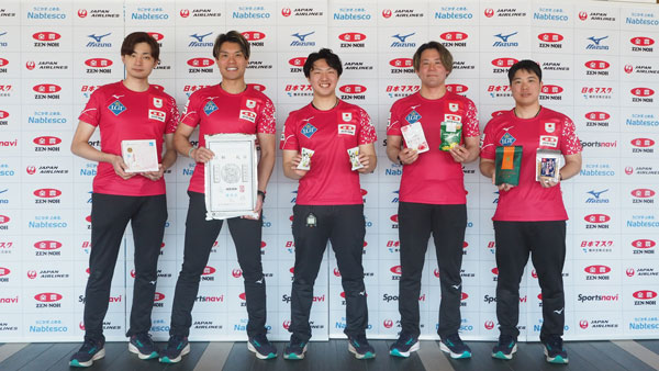 「ニッポンの食」を手に笑顔のカーリング男子日本代表選手（提供：JCA）