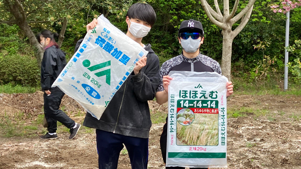 「ほほえむ」を持ってほほえむ参加者