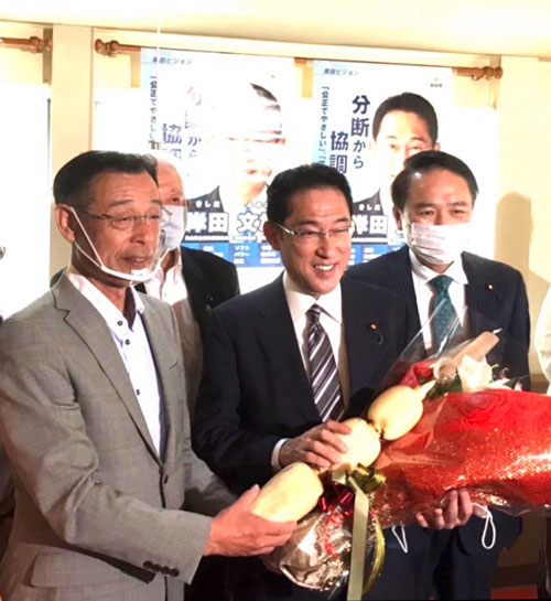岸田総理大臣に特産のレンコンを贈呈