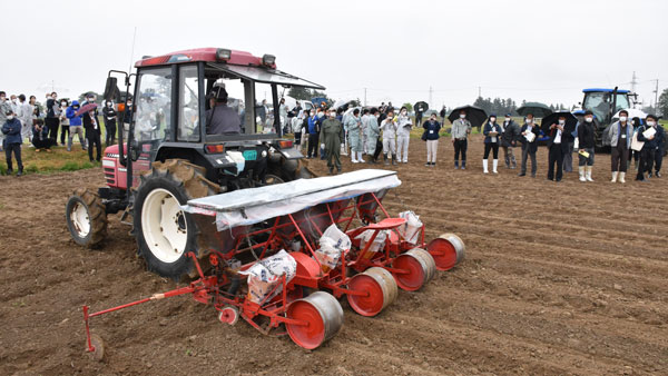 子実用トウモロコシ　現地で播種実演会　ＪＡ古川　ＪＡ全農