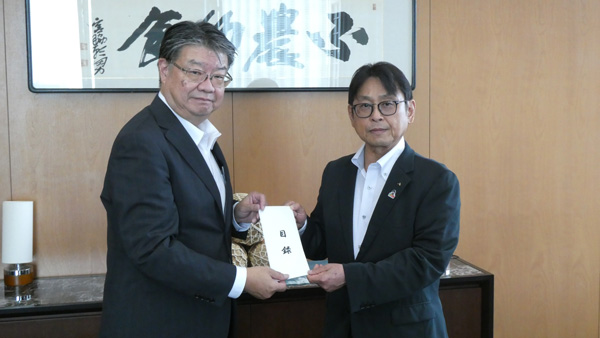 ＪＡ全中福園昭宏常務（左）とＪＡ熊本中央会山本浩二常務（右）