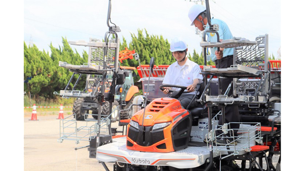 農機に乗車して体験