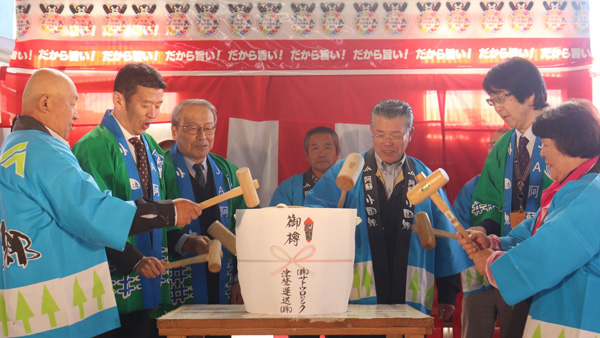 小国郷収穫感謝祭での鏡開き