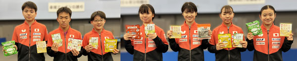 「ニッポンの食」を手に笑顔の卓球日本代表選手（U-15）（提供：公益財団法人日本卓球協会）