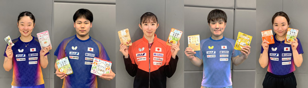 「ニッポンの食」を手にする卓球日本代表選手（提供：公益財団法人日本卓球協会）