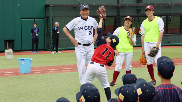 野手の指導をする中畑講師