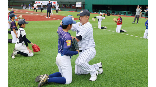 投手の指導をする五十嵐講師