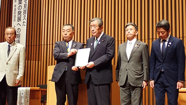 森山裕自民党幹事長（左から3人目）に緊急要望書を渡す八木岡努ＪＡ茨城県中央会会長（左から2人目）