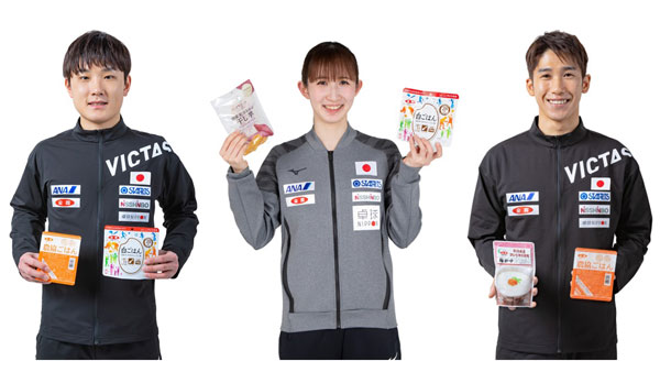 「ニッポンの食」を手にする張本智和選手（左）、早田ひな選手 （中央）、吉村真晴選手