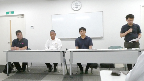 左からＪＡ全農いばらきの前野副本部長、ＪＡ常総ひかりの堤組合長、生産者の飯泉敏郎氏、ＪＡ全農の金森常務