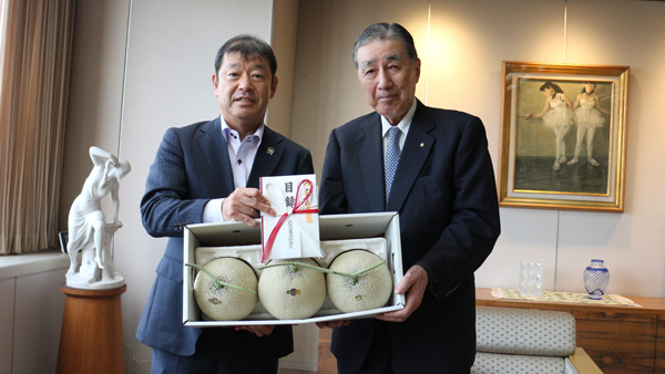 寄贈式に臨んだ中部善意銀行の岡田邦彦理事長（右）とＪＡ愛知信連の磯村理事長