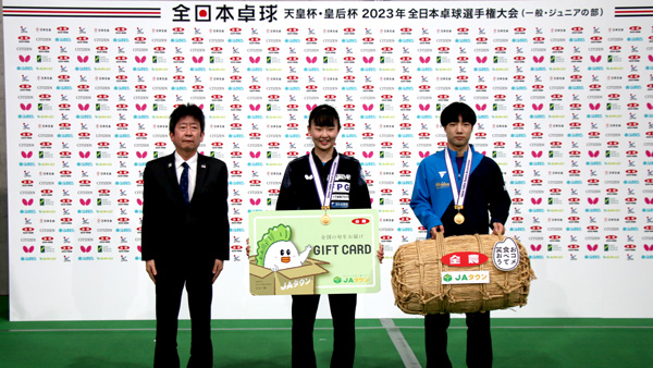 ジュニアの部で優勝した張本美和選手（中央）と萩原啓至選手（右）