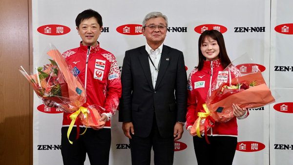 花束を受け取り笑顔の阿部晋也選手（左）と上野美優選手（右）