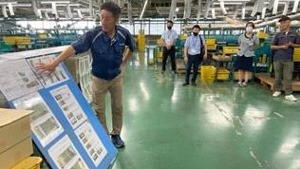 掲示されている作業手順書の説明