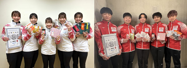 「ニッポンの食」を手に笑顔のカーリングジュニア日本代表選手（提供：日本カーリング協会）