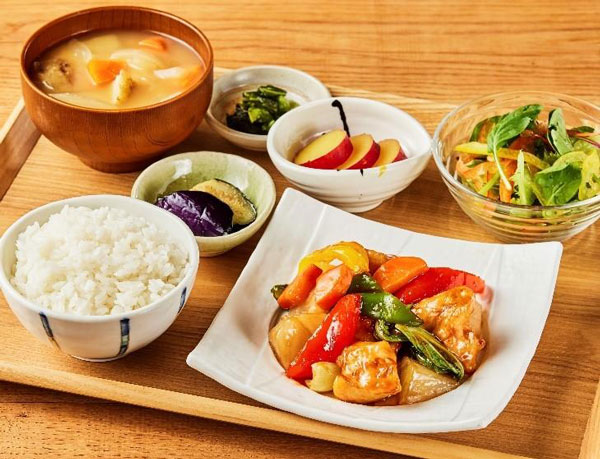 みのる食堂 エキエ広島店で提供の「広島県産ハーブ鶏と野菜の黒酢炒め定食」（1529円・税込）