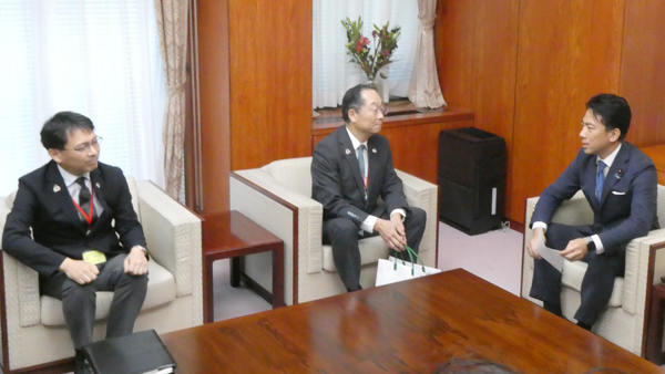 左から金森常務、齊藤専務、小泉農相