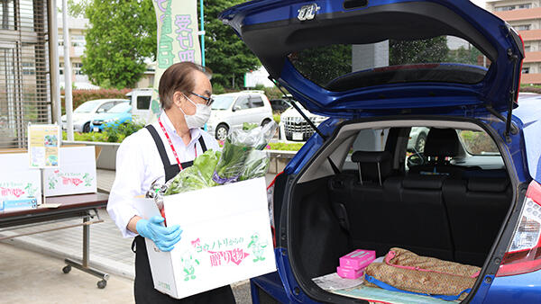 車に米と野菜のセットを積み込むＪＡ職員