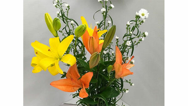 第2弾で販売予定の白系クジャク草3本と黄橙系LAユリ2本をセットした花束