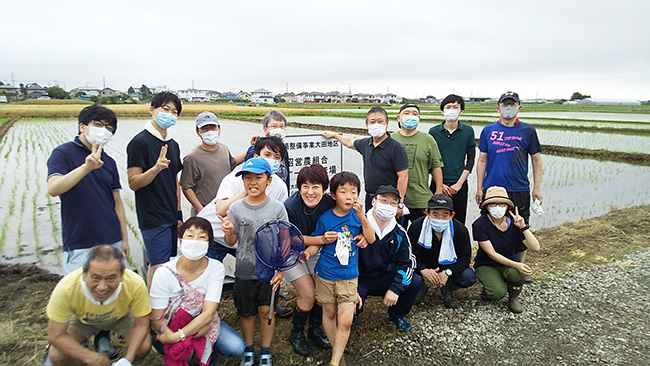 田植えを体験した職員とその家族ら（神奈川県伊勢原市で）