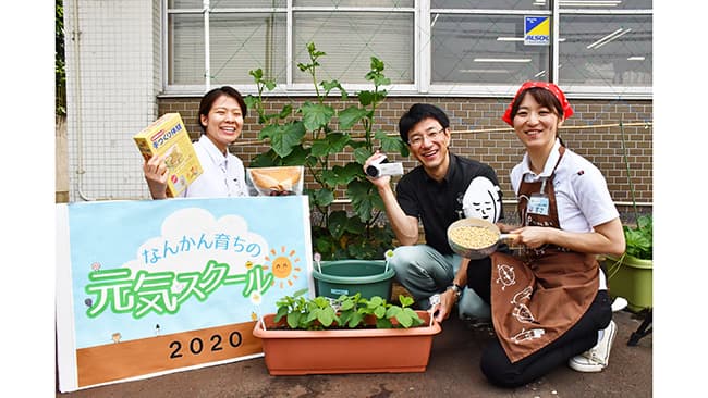 プランター栽培の動画撮影を行うＪＡ広報戦略室のスタッフ（新潟県三条市）