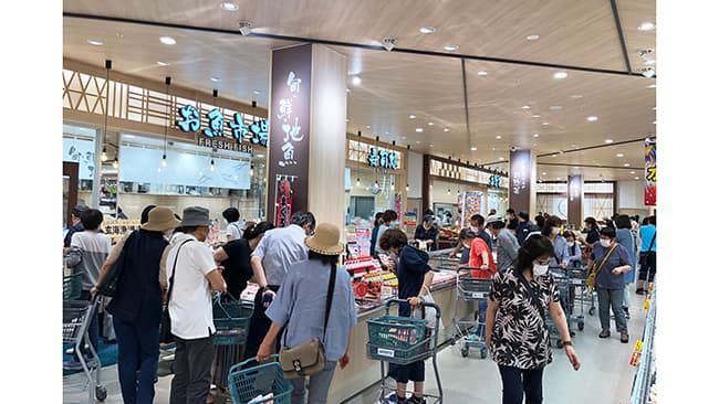 プレオープンでにぎわう店内