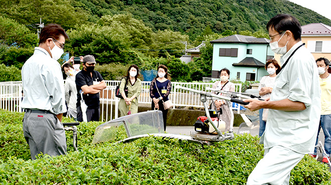 茶園で使う機械について説明（神奈川県清川村）