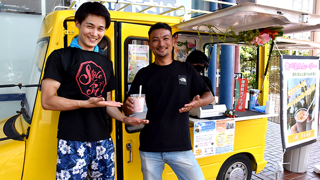 鎌倉観光いちご園の郷原（写真右）さんとスムージーを監修したパーソナルトレーナーの原田さん