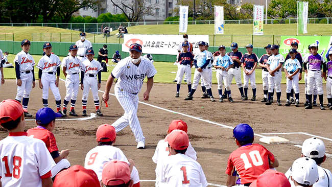 走塁指導をする飯田講師