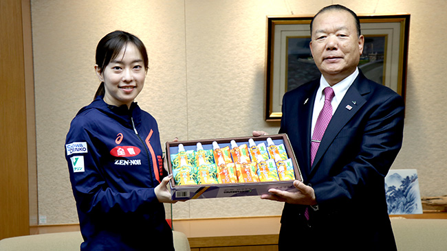 国際大会への出場を前に菅野会長が激励の品を贈呈