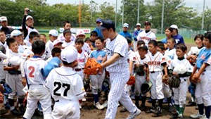 昨年度の野球教室で、内野手の指導をする井端講師