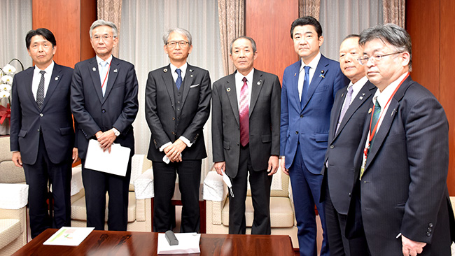 右からＪＡ共済連・村山専務、ＪＡ全農・山﨑理事長、農林中金・奥理事長、ＪＡ全中・中家会長、野上農相、ＪＡ全農・菅野会長、ＪＡ全中・馬場専務