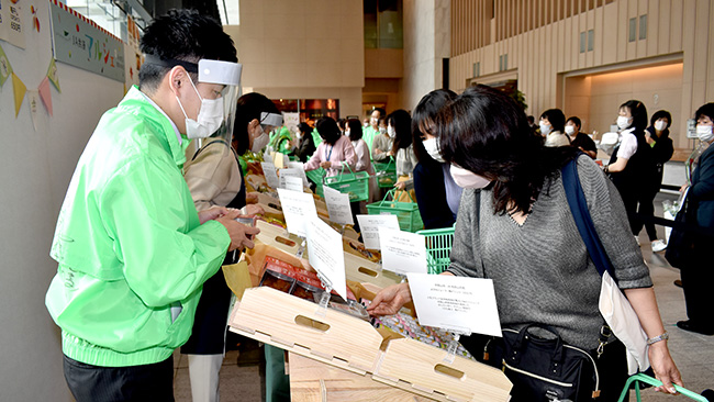 多くの人で大盛況のマルシェ会場