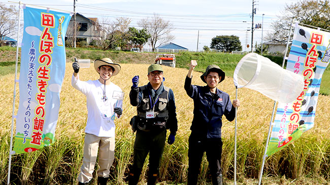 田んぼの生きもの調査を体験した小島（写真左）