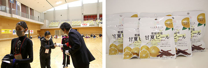 参加賞の「ニッポンエールドライフルーツ」愛媛県産甘夏ピール（チョコレートがけ）（写真右）を受け取る選手