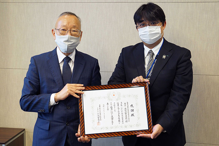 （左）日本赤十字社東京都赤十字血液センターの加藤所長、（右）ＪＡ共済連の関根全国本部農業・地域活動支援部長